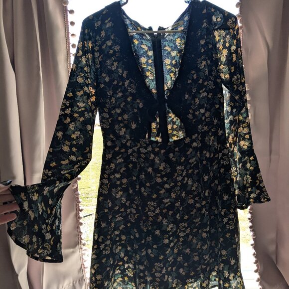 Floral bell sleeve dress - Picture 3 of 5